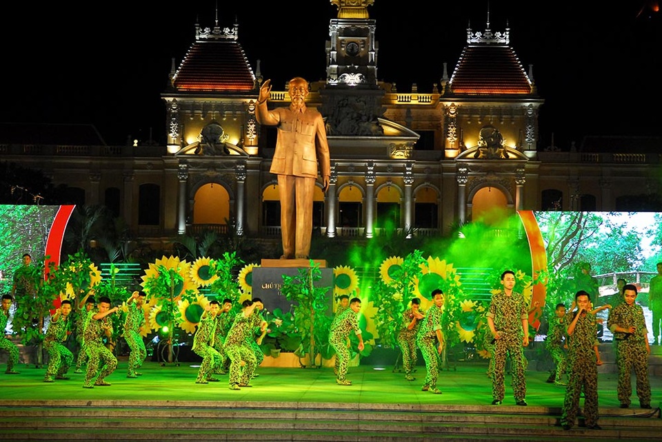 Hào hùng không khí ngày giải phóng miền Nam, thống nhất Đất nước - 4 Màn biểu diễn phục dựng lại hình ảnh người lính đặc công rừng sác Cần Giờ.