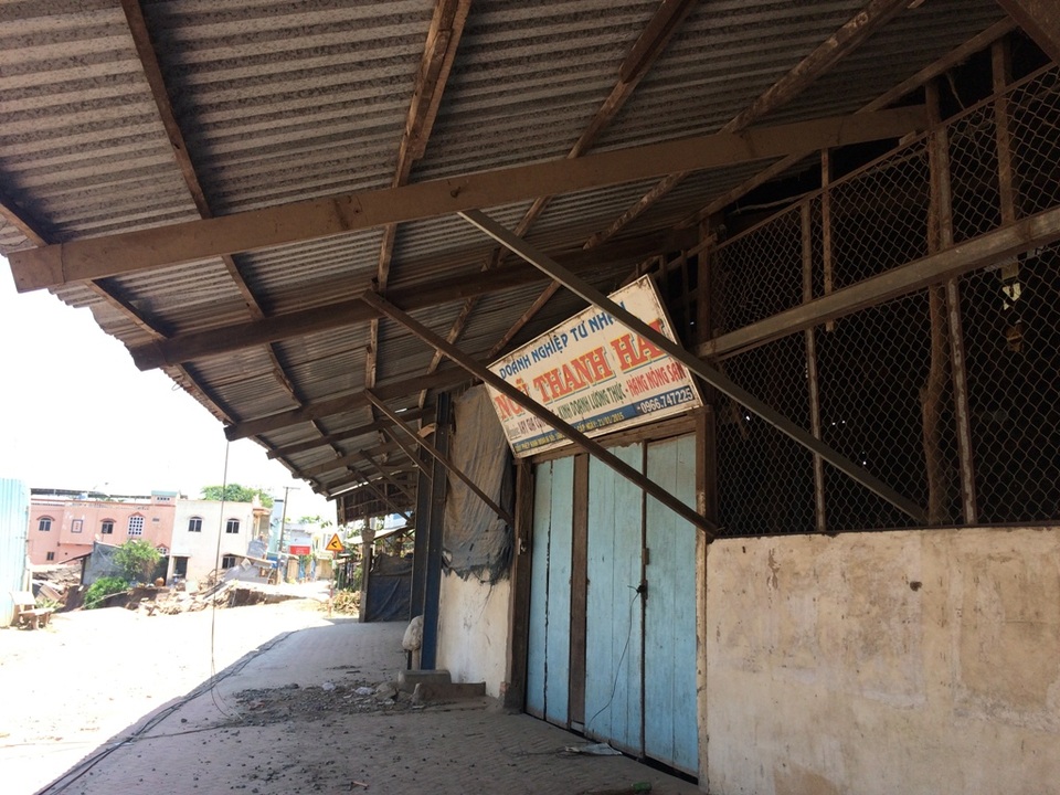 Sạt lở kinh hoàng ở An Giang: Thêm một căn nhà bị "nuốt chửng" - 2 Căn nhà ông Vinh nằm đối diện với nhà máy xay xát của ông, tất cả đều nằm trong khu vực sạt lở đặc biệt nguy hiểm