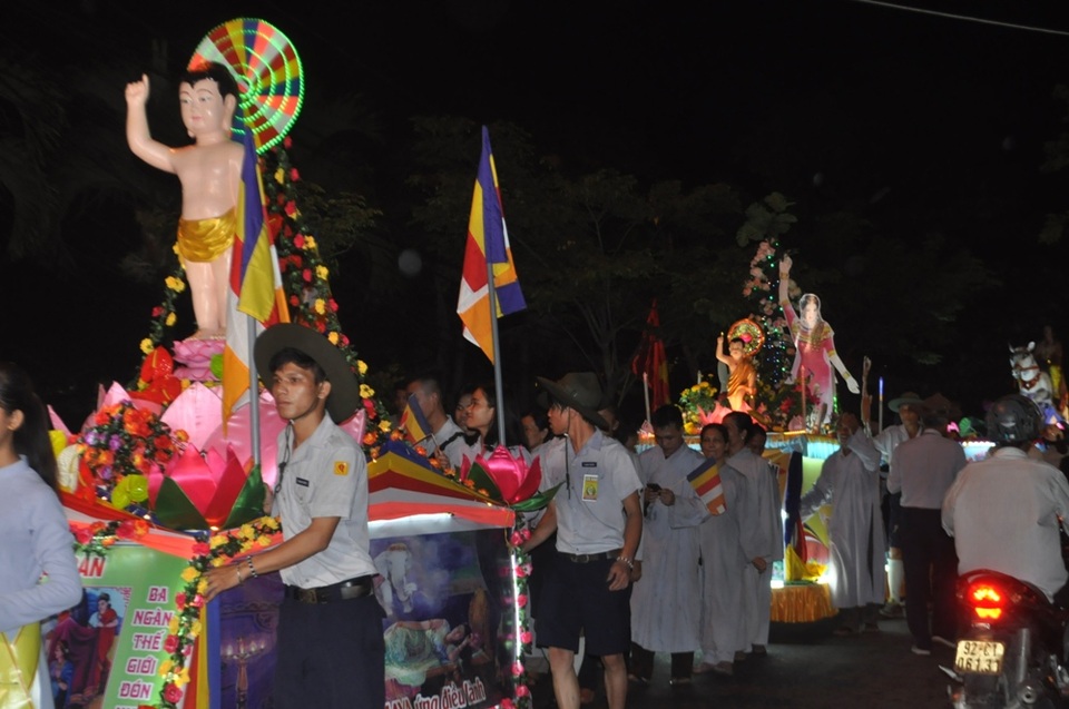 Hàng ngàn người dân và du khách tham dự lễ hội Phật Đản - 5 Hàng ngàn người dân và du khách tham dự lễ hội Phật Đản - 5