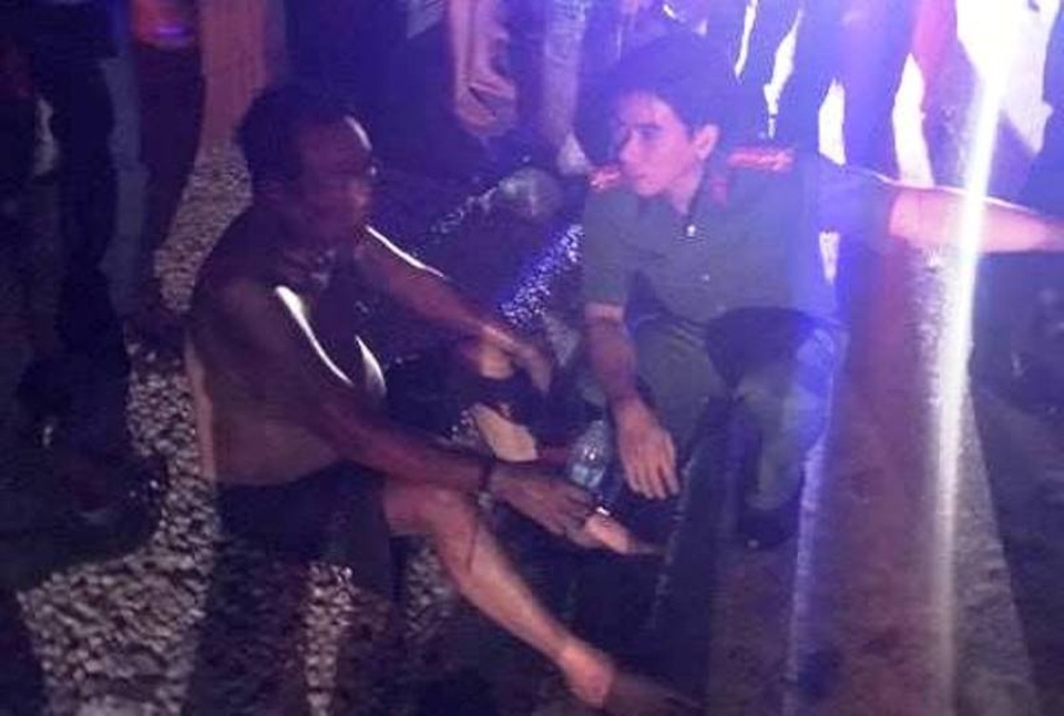 Giải cứu 3 người mắc kẹt trong đám cháy giữa đêm khuya - 6 Chủ căn nhà bị cháy vẫn còn bàng hoàng trước những gì vừa xảy ra với gia đình mình.