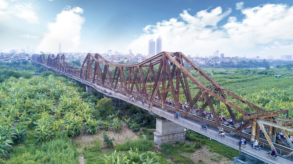 Mãn nhãn với 7 cây cầu vượt sông tại Hà Nội - 11
Đoạn qua sông của cầu Long Biên dài 2.290m, phần đường dẫn dài 896m, gồm 19 nhịp dầm thép đặt trên 20 trụ cao hơn 40 m (kể cả móng), đường dẫn xây bằng đá. Cầu có đường sắt đơn ở giữa.