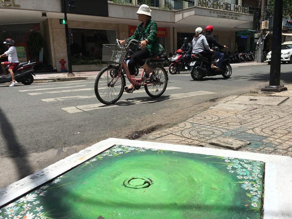 Những chiếc nắp cống làm “vui mắt” cho những ai đi qua đây.