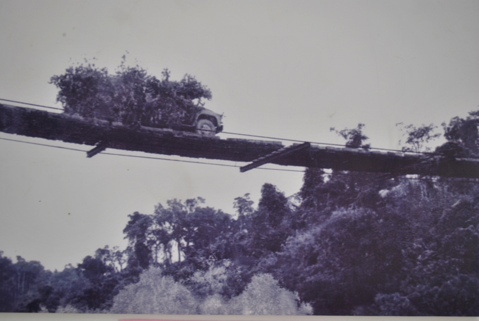 Qua cầu treo của Tiểu đoàn 33 Công binh anh hùng. Tháng 9/1969