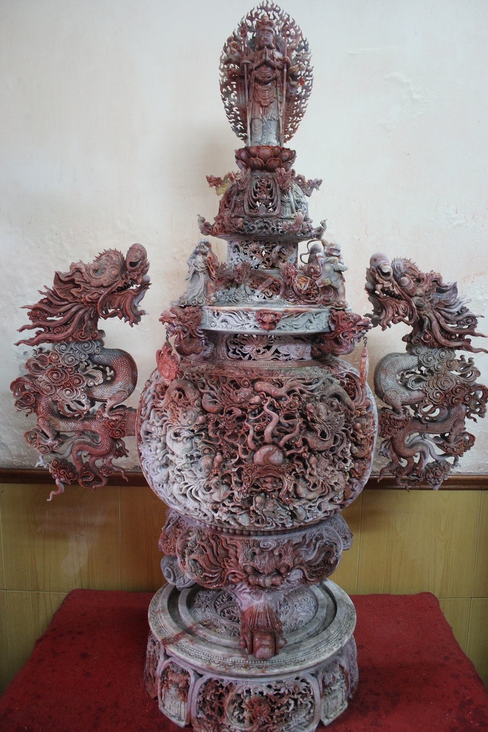Cận cảnh bộ lư "tam bảo vĩnh hằng" khách trả 15 tỷ không bán - 3 Trong đó, riêng chiếc lư hương được chế tác từ đá nguyên khối nặng 1 tấn, chạm khắc 83 con rồng trùng với số năm Thìn xuất hiện trong lịch sử tính đến thời điểm 1.000 năm Thăng Long - Hà Nội.