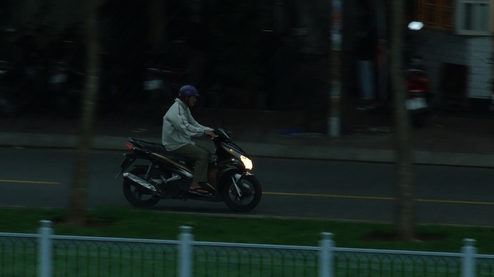 Thông thường, tầm giờ này thì hệ thống đèn đường chưa hoạt động.