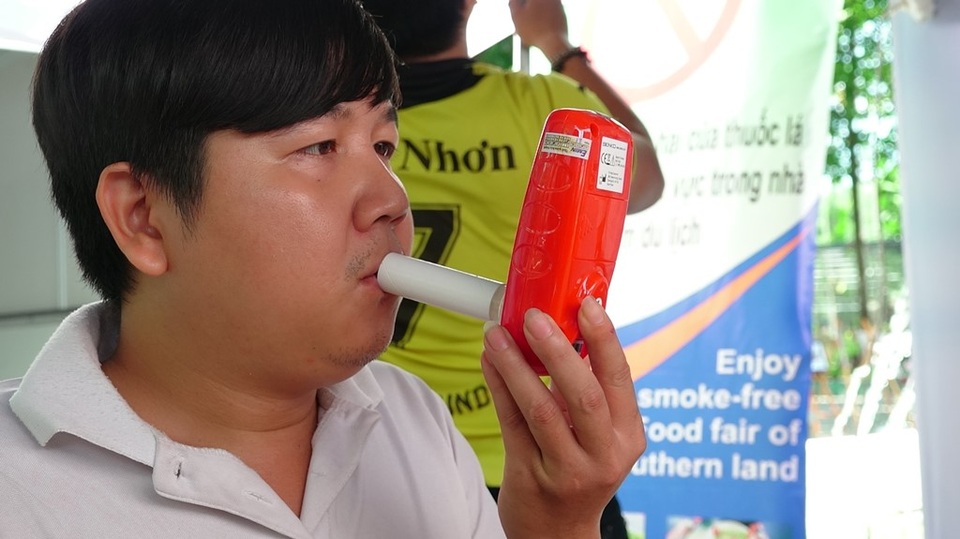 Thưởng thức ẩm thực và tìm hiểu cách… cai thuốc lá - 5 Thực khách này đang đo tình trạng ảnh hưởng của khói thuốc lên cơ thể qua hơi thở.