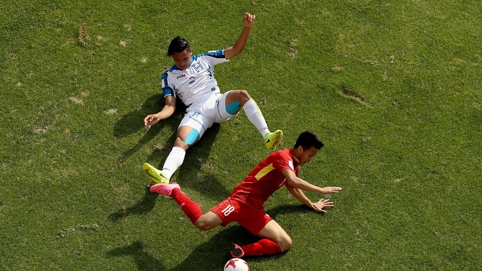 Khoảnh khắc đẹp trong ngày U20 Việt Nam chia tay giấc mơ World Cup - 21
Các cầu thủ chơi lăn xả và không ngại va chạm