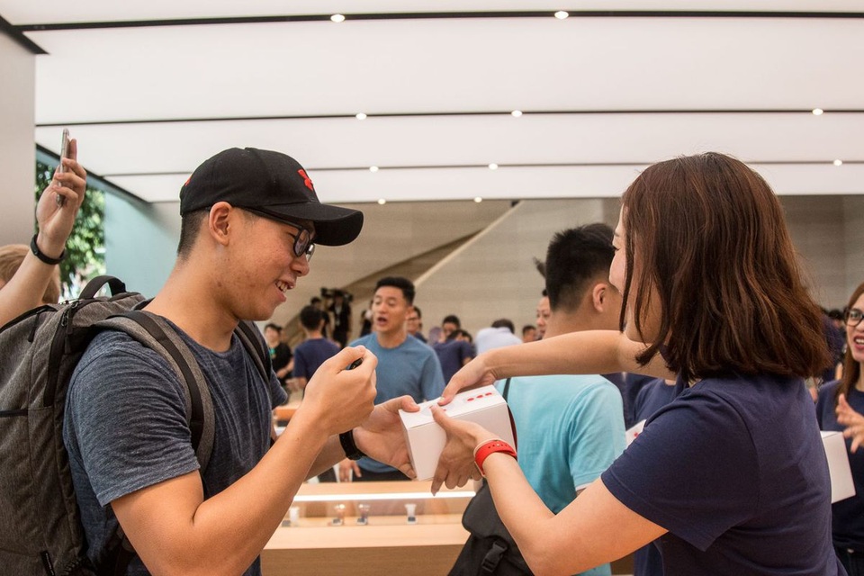 Apple ra mắt cửa hàng đầu tiên tại khu vực Đông Nam Á - 5 Thậm chí là mua hàng.