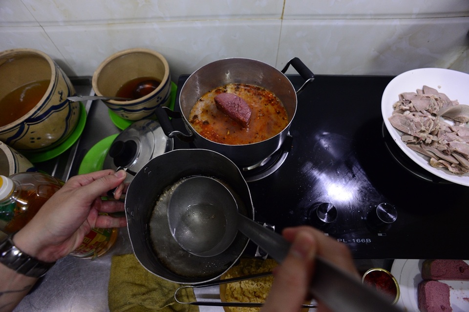 Cách thưởng thức khác của “Bánh mì Sài Gòn” khiến giới trẻ thích mê - 5 Paté cho vào nồi có khử hành phi.