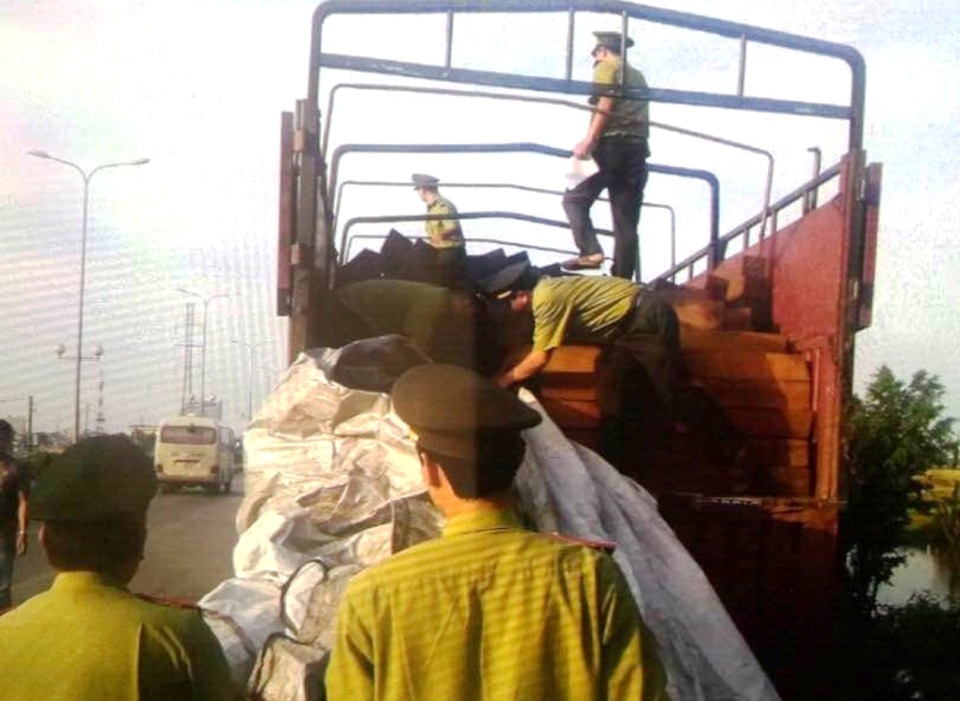 Kiểm lâm tiến hành kiểm tra phương tiện