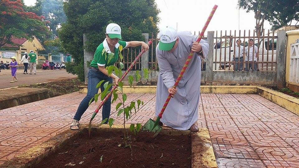 Phụ nữ Tây Nguyên hưởng ứng Ngày Môi trường thế giới - 3
Trồng cây xanh hưởng ứng ngày Môi trường Thế giới