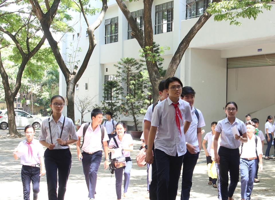 Đề Văn “điểm” đúng thực trạng học vẹt, thí sinh tâm đắc - 1
Nhiều thí sinh thi vào lớp 10 ở Đà Nẵng tâm đắc với đề Văn nêu lên thực trạng học chay, học vẹt làm hạn chế tư duy sáng tạo
