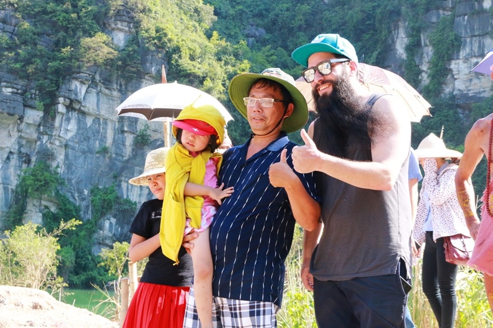 Thấy đạo diễn phim Kong thăm lại phim trường, nhiều du khách đã chạy đến xin chụp ảnh cùng để lưu niệm. Giữa tiết trời nắng 40 độ rất oi bức, trong trang phục quần soóc, áo thun sát nách đạo diễn Jordan Vogt-Roberts luôn nở những nụ cười tươi vui vẻ, hòa đồng cùng mọi người.