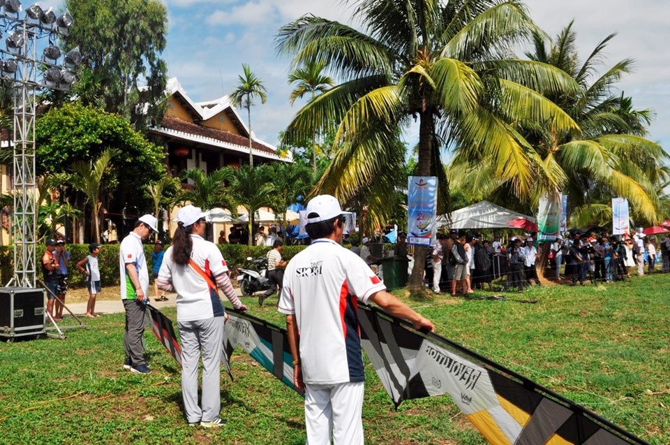 9 quốc gia hội tụ tại festival diều quốc tế Quảng Nam 2017 - 5 Các nghệ nhân căng chỉnh dây diều và hướng gió để biểu diễn