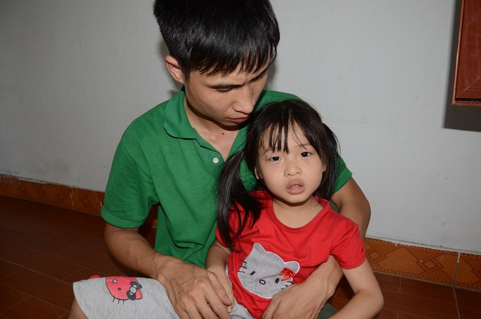 Tiếng khóc xé lòng của bé 9 tháng tuổi bị ung thư máu cấp - 4
Cô chị Huyền Trang mới 4 tuổi thường xuyên khóc vì nhớ mẹ khi mẹ đưa em lên viện điều trị dài ngày