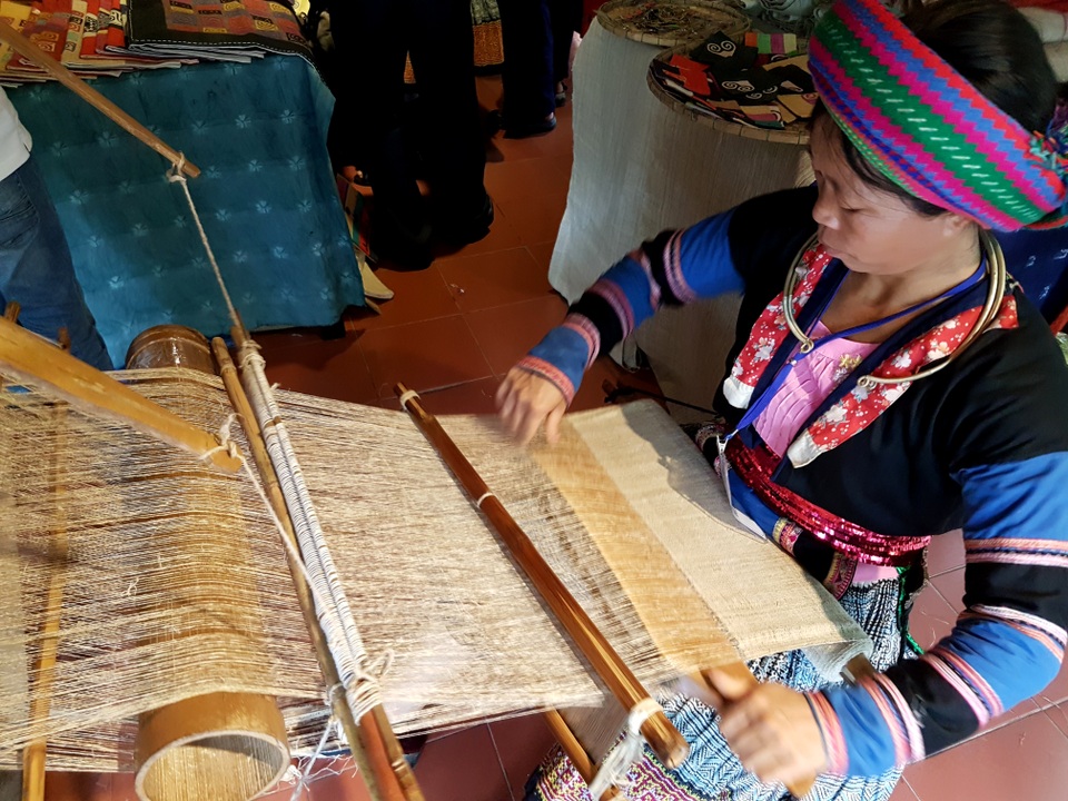 Khai mạc Festival Tơ lụa thổ cẩm Việt Nam - Châu Á 2017 - 5 Trình diễn kỹ thuật dệt của làng dệt thổ cẩm đến từ Hà Giang