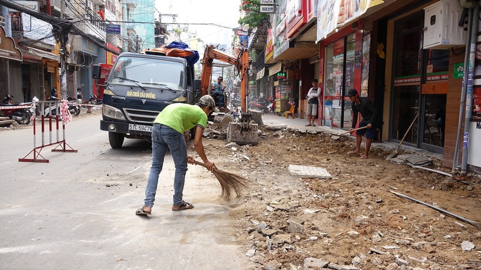 Tất bật “thay da” cho đường Bùi Viện trở thành phố đi bộ - 5 Do là con phố nổi tiếng, nhiều khách nước ngoài tham quan và cư ngụ nên việc thi công phải luôn đảm bảo gọn gàng, sạch sẽ.