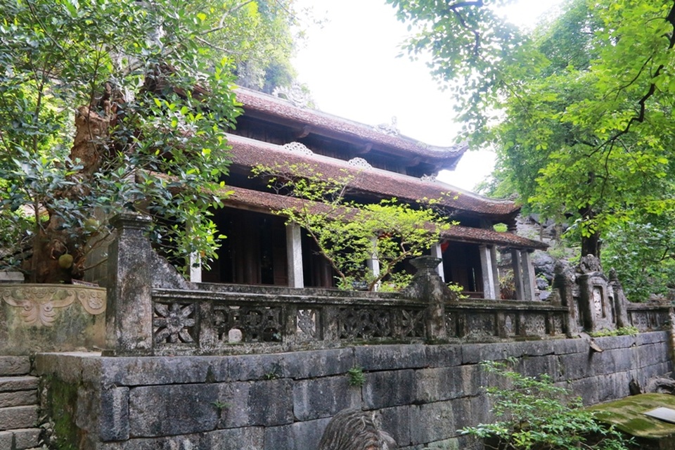 Quần thể chùa Bích Động có 3 chùa lớn gồm: chùa Hạ, chùa Trung và chùa Thượng. Chùa Hạ nằm ở dưới chân núi, có 5 gian được kiến trúc theo kiểu chữ Đinh (chữ Hán). Vật liệu xây dựng ngôi chùa này chủ yếu là gỗ lim và đá vôi. Tất cả được kết hợp một cách hài hòa và công phu.