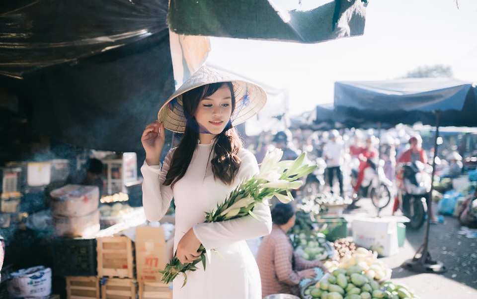 Thiếu nữ Huế duyên dáng áo dài trắng ở chợ Đông Ba - 4 Người mẫu trong bộ ảnh là Huỳnh Thiện Mỹ - sinh viên Đại học Sư phạm Huế.