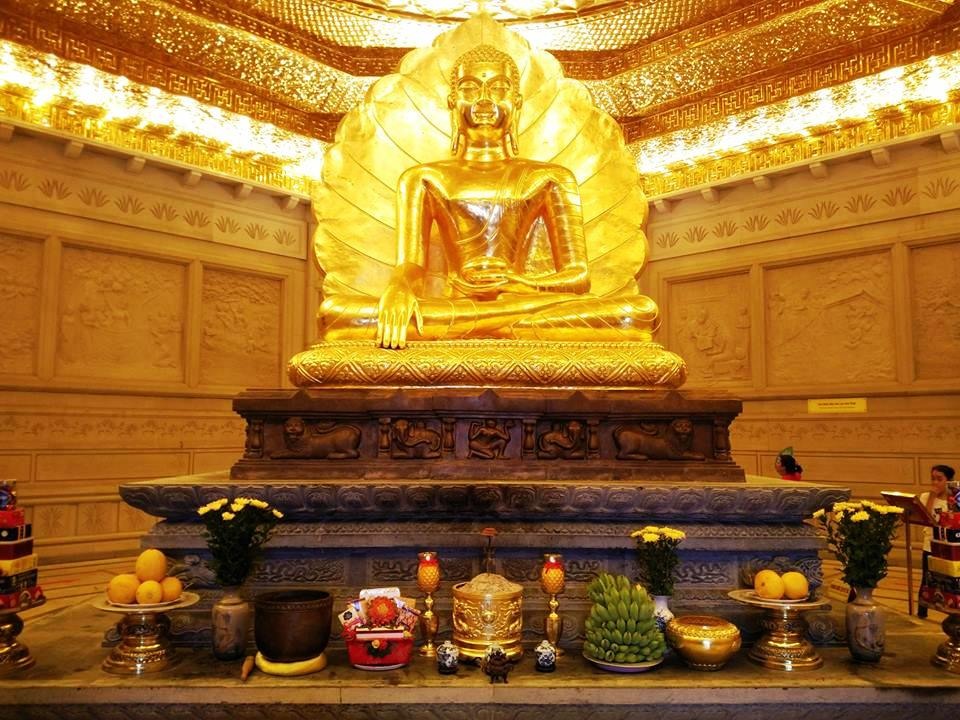 
Ngay tại tầng 1 của Bảo Tháp, một bức tượng phật lớn dát vàng, ngồi uy nghi trên đài được trạm khắc tinh xảo. Mới bước chân vào khu vực này, du khách như lạc vào cõi tiên với sự nguy nga, lộng lẫy của Bảo Tháp với nhiều họa tiết hoa văn hiếm có ở Việt Nam.
