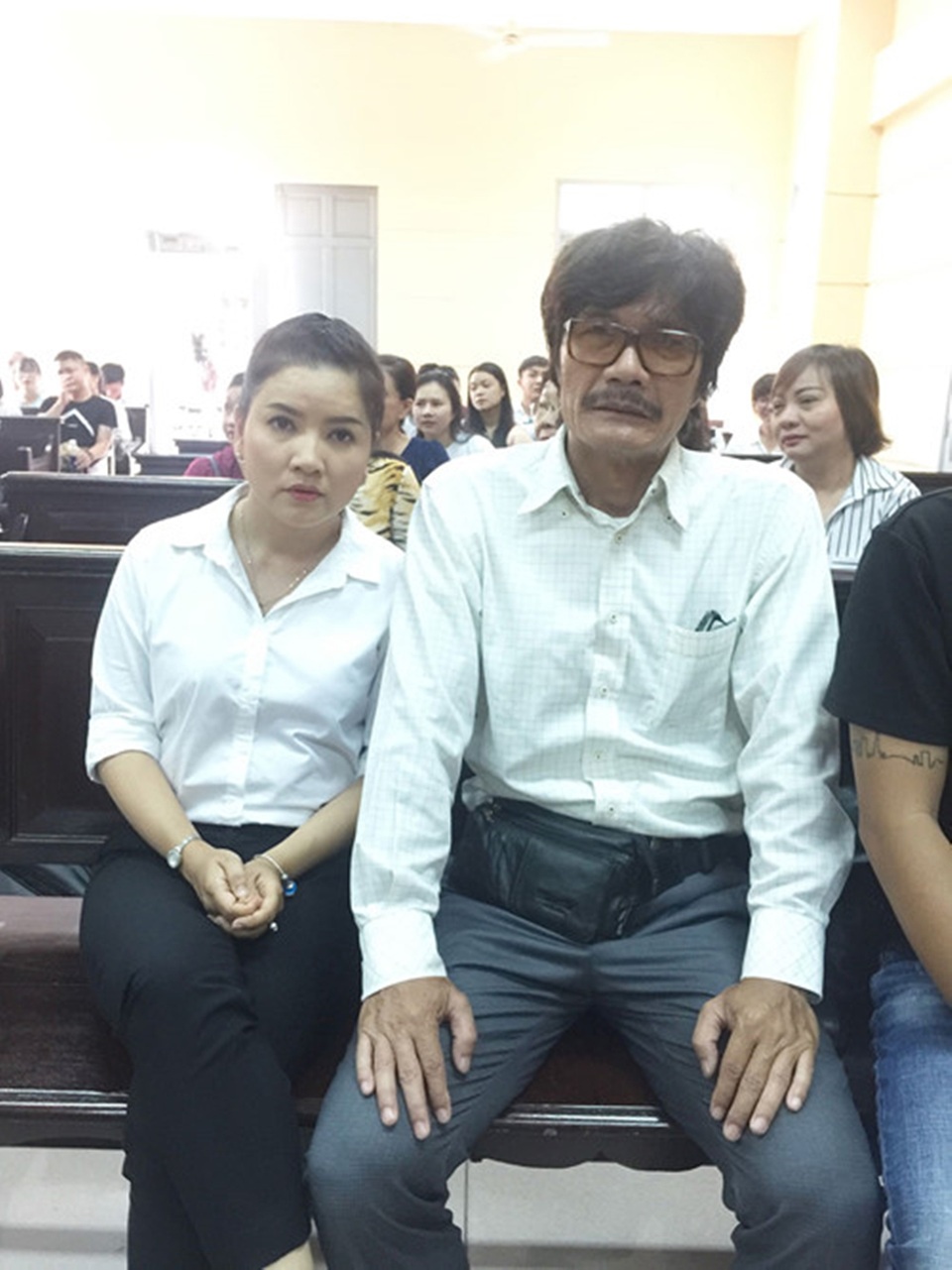Nghệ sĩ Ngọc Trinh khóc nức nở tại tòa - 5 Ngọc Trinh cùng đạo diễn Công Ninh.