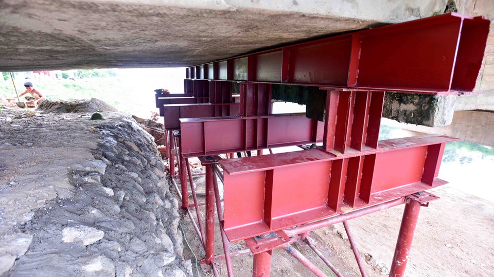 
Cơ quan chức năng cũng đã thực hiện duy tu, bảo dưỡng bước đầu. Sau nhiều phản ánh tiêu cực, bề mặt cầu được dát bằng các tấm thép đã bớt gồ ghề hơn trước.
