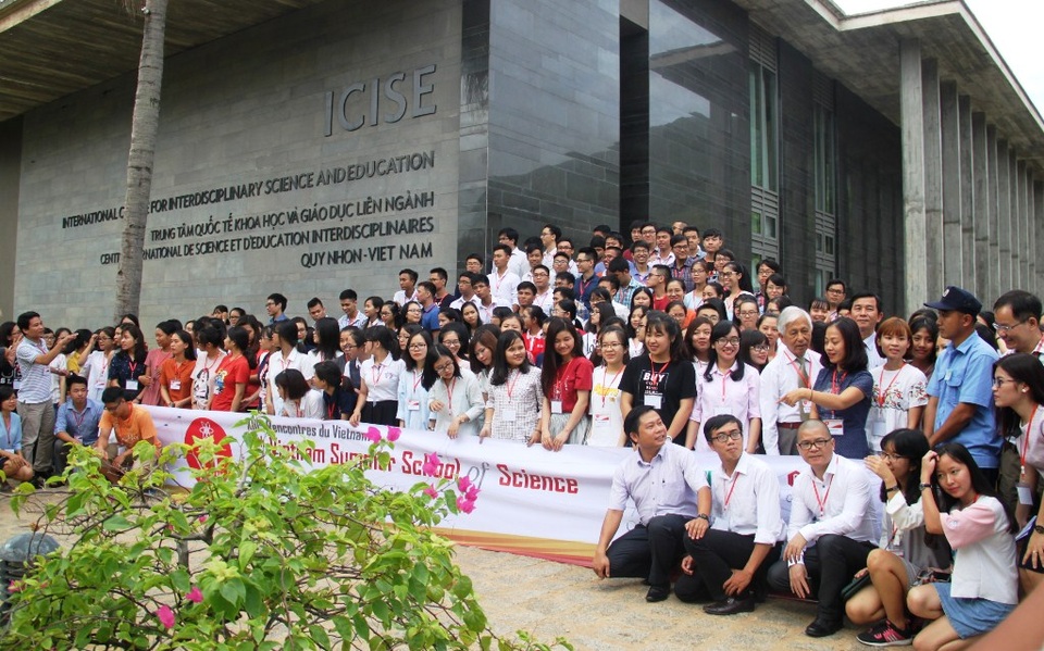 Truyền lửa đam mê khoa học trong giới trẻ - 4 Các nhà nghiên cứu, giảng viên, học viên chụp hình lưu niệm trước Trung tâm Quốc tế khoa học và Giáo dục liên ngành