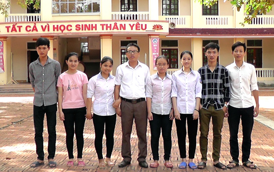 Ngôi trường miền núi có 16 em đạt 27 điểm trở lên - 3 Các em đạt điểm cao tại kỳ thi THPT quốc gia năm học 2016 – 2017 trở lại thăm trường và chụp ảnh cùng thầy giáo chủ nhiệm.