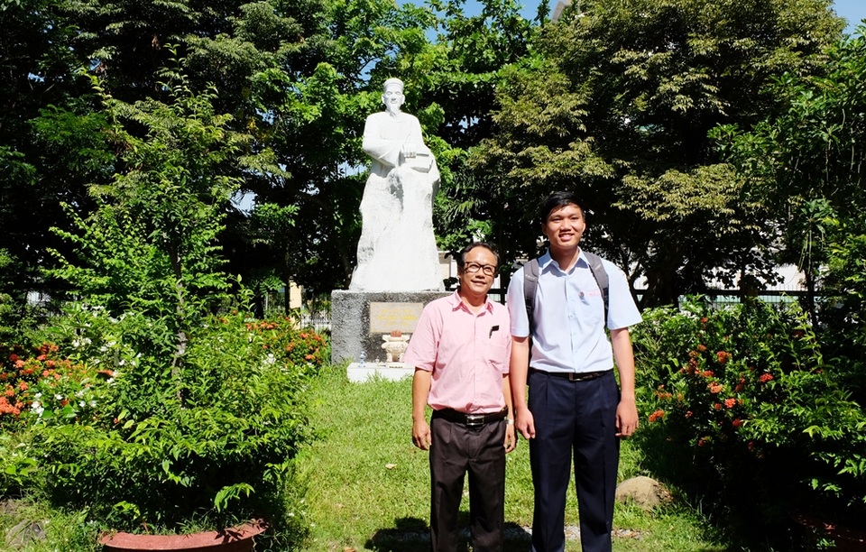 Chàng trai cao 1m85 đạt 30 điểm tuyệt đối khối B - 2
Minh Huy và thầy chủ nhiệm Nguyễn Quốc Khánh.