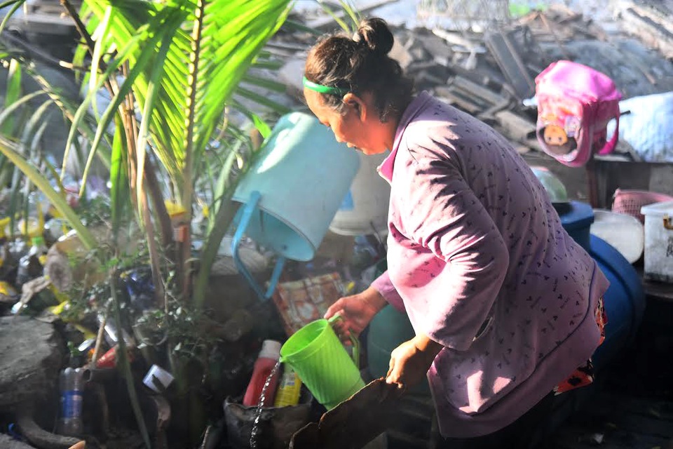 20 năm sống trên ghe, soi đèn dầu giữa Sài Gòn - 3 Khi các con đã lớn, có gia đình và ở riêng thì ông lại 1 mình với con thuyền nhỏ dong theo dòng nước đi khắp nơi. Sau này, ông Đực gặp được bà Vĩnh, người phụ nữ đẹp nết nhưng lận đận đường tình duyên nên dọn về ở chung.