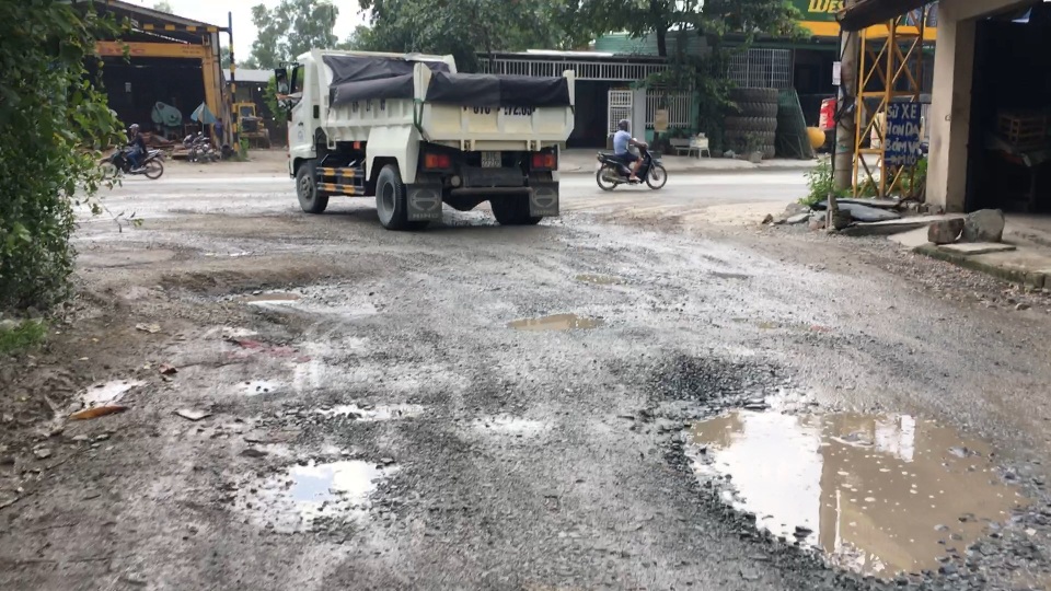 "Xe vua" ngang nhiên hoành hành trên quốc lộ 1K? - 3
Lối vào chùa Châu Thới loang lổ...