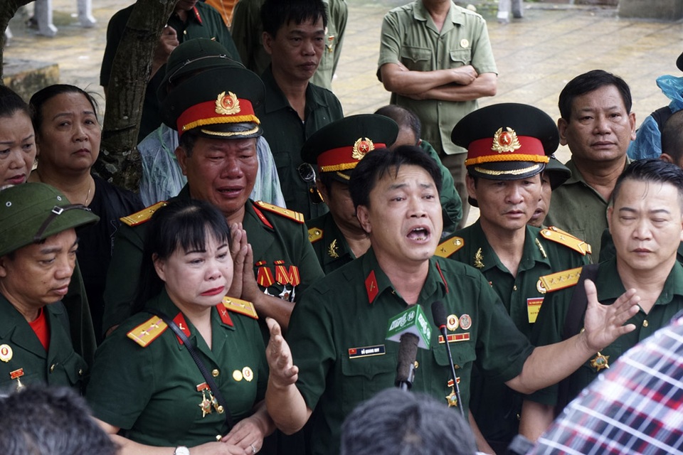 Trở về bên đồng đội yên nghỉ nơi chiến trường biên giới Vị Xuyên - 5 Cựu binh Đỗ Quang Huy, tiểu đội trưởng trinh sát pháo xúc động cùng đồng đội hát bài Về đây đồng đội ơi của nhạc sỹ Trương Quý Hải trong buổi lễ dâng hương khiến nhiều cựu binh không cầm được nước mắt.