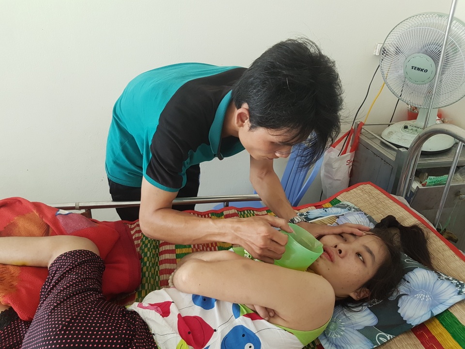 Xót xa cảnh chồng nuôi vợ bị liệt vì di chứng lao não - 5 Mỗi lần cho vợ ăn uống là cả một vấn đề với anh Hiển
