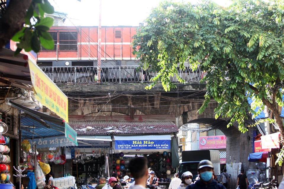 Nhịp sống quanh cây cầu đường sắt trăm tuổi ở Hà Nội - 10
Đường tàu hoả phía trên, bên dưới là các ki-ốt buôn bán nhộn nhịp. Tới đây, điện mạo những đoạn ki-ốt này sẽ thay đổi khi các ô vòm được đục thông.