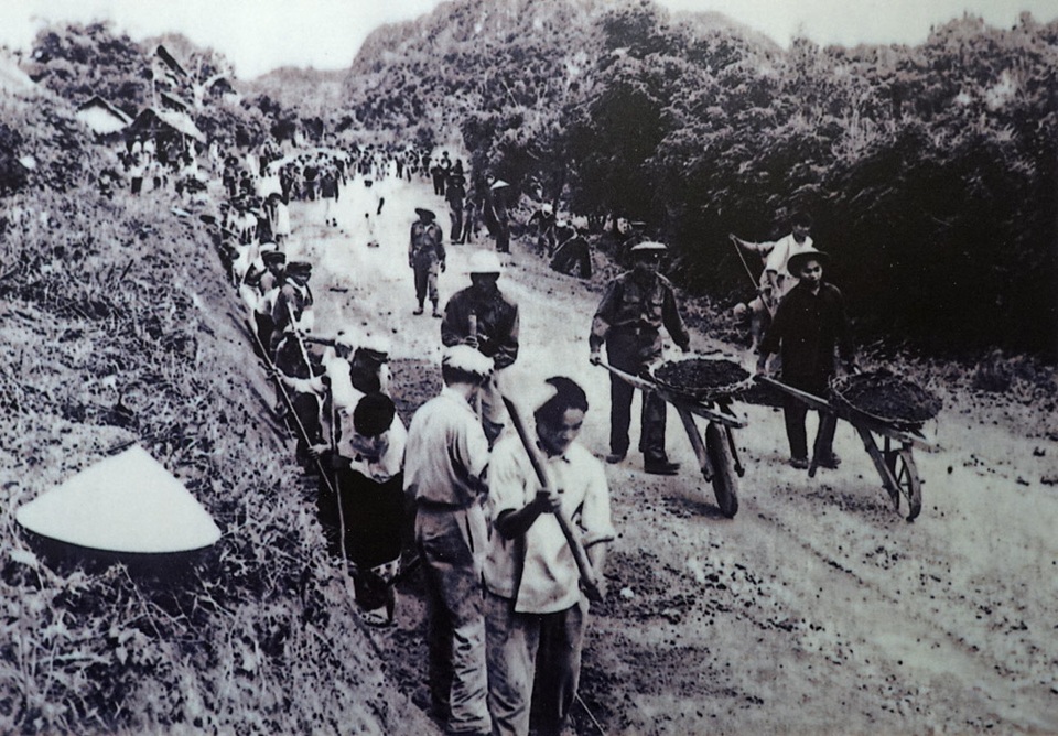 Khai mạc triển lãm kỷ niệm tình hữu nghị Việt - Lào - 5 Công nhân Việt Nam cùng bộ đội và nhân dân Lào thi công đoạn đường Mương Liệt từ Na Mèo (Thanh Hóa - Việt Nam) đi Sầm Nưa (Lào) năm 1963.