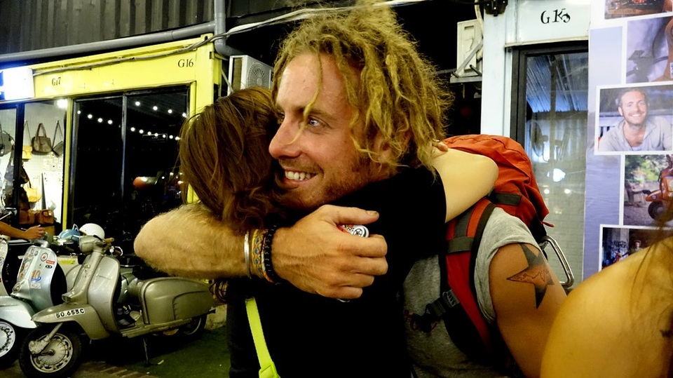 Những cái ôm của những người bạn Việt Nam trao cho người bạn cách xa mình hàng chục ngàn cây số