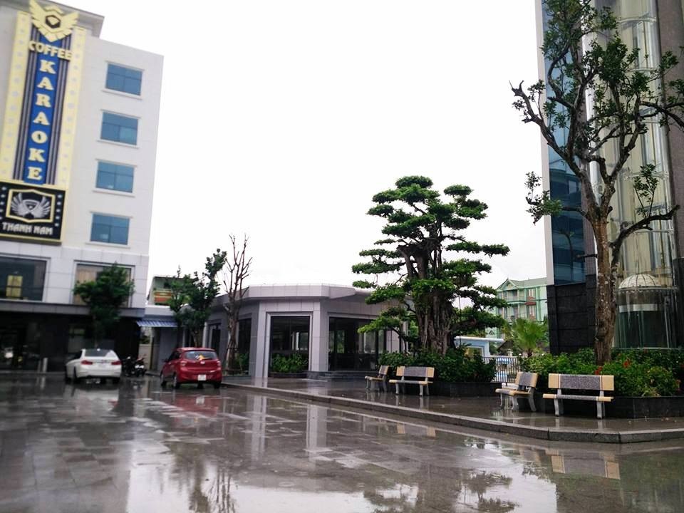 Khó tin công trình cực “khủng” xây không phép giữa thành phố! - 3 Nhà kính 1 tầng nối tòa nhà 5 tầng và 6 tầng trong trung tâm không có trong tổng thể mặt bằng đã được phê duyệt nhưng công ty Thành Nam vẫn cho xây dựng, hiện đã đưa vào kinh doanh dịch vụ nhà chờ, bán nước giải khát.