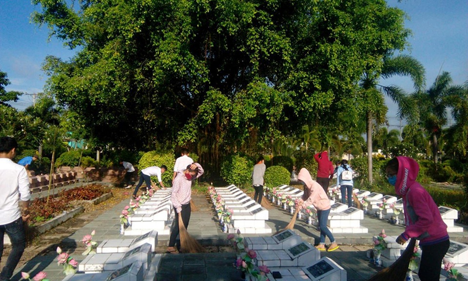 Thanh niên cả nước tham gia hành trình nhớ ơn những người anh hùng - 5 Hội viên Hội LHTN Việt Nam tỉnh Bến Tre dọn dẹp Nghĩa trang liệt sĩ