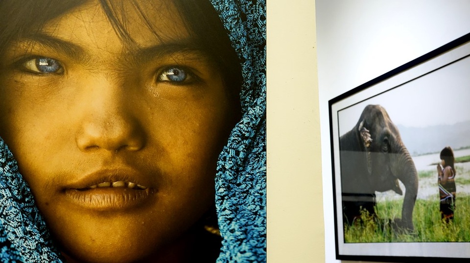 Gặp người chụp bức ảnh đăng trên 200 tạp chí của thế giới - 5 Phía sau bên phải chính là bức ảnh em bé M’nông huấn luyện voi, với Réhahn, anh thích sự ngây thơ, trong sáng của trẻ con