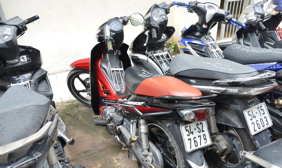 “Nữ quái” cầm đầu đường dây đưa xe gian sang Campuchia tiêu thụ - 3 Theo lời khai ban đầu của Thương, mỗi ngày có hàng chục chiếc xe máy trộm cắp, không rõ nguồn gốc được các đối tượng mang đến “hang ổ” của Thương để tiêu thụ.