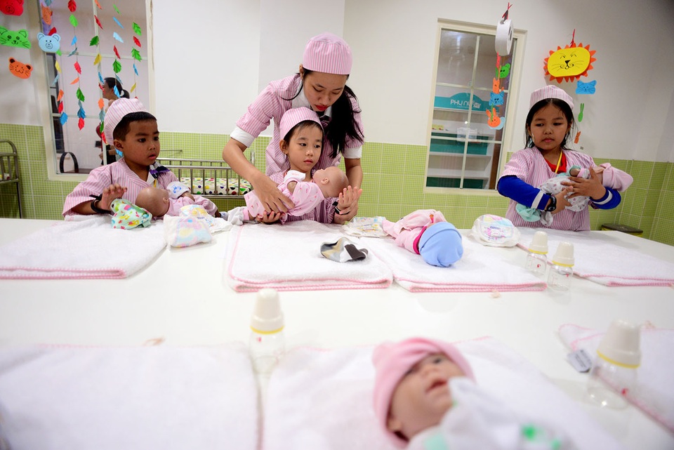 Bệnh nhi ung thư thực hiện ước mơ làm bác sĩ, đầu bếp - 5 Đây là hoạt động dành cho các bệnh nhi ung thư nằm trong chương trình “Ước mơ của Thuý” do báo Tuổi trẻ tổ chức hàng năm vào dịp hè.
