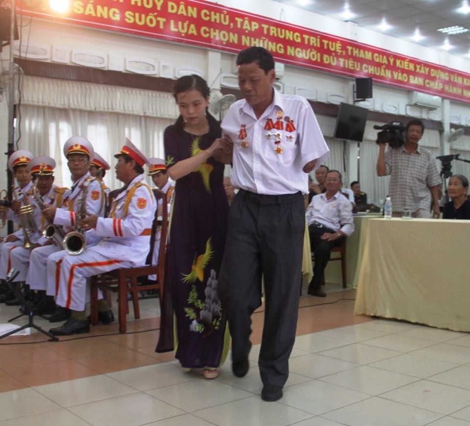Buổi gặp mặt xúc động của những người cựu binh từng vào sinh ra tử - 4 Thương binh Lê Anh Tuấn, bị thương cụt 2 tay chân đi tập tễnh khi tham gia chiến trường ở Campuchia