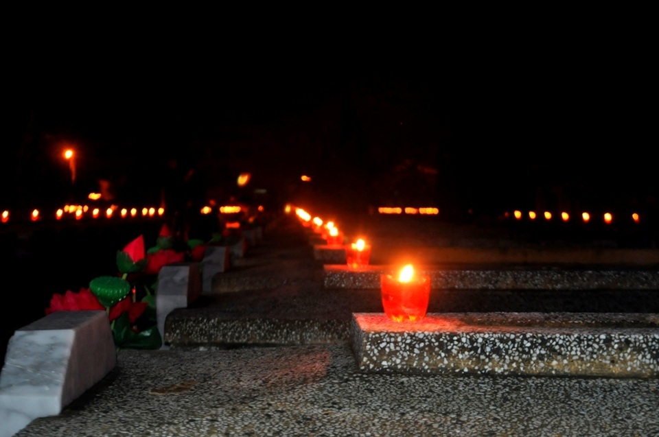 Những ngón nến tỏa sáng lung linh trong đêm tri ân