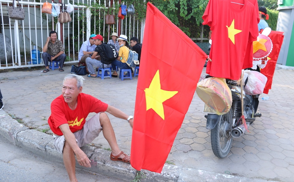 Không khí ảm đạm trước trận U22 Việt Nam-Ngôi sao K-League - 6 Người đàn ông này đi hàng chục km đến sân Mỹ Đình từ 2h chiều với mong muốn sẽ có đông người hâm mộ đến sân xem bóng đá. Nhưng khi đến đây ông cảm thấy thất vọng vì chẳng có người và vì thời tiết quá nắng nóng.