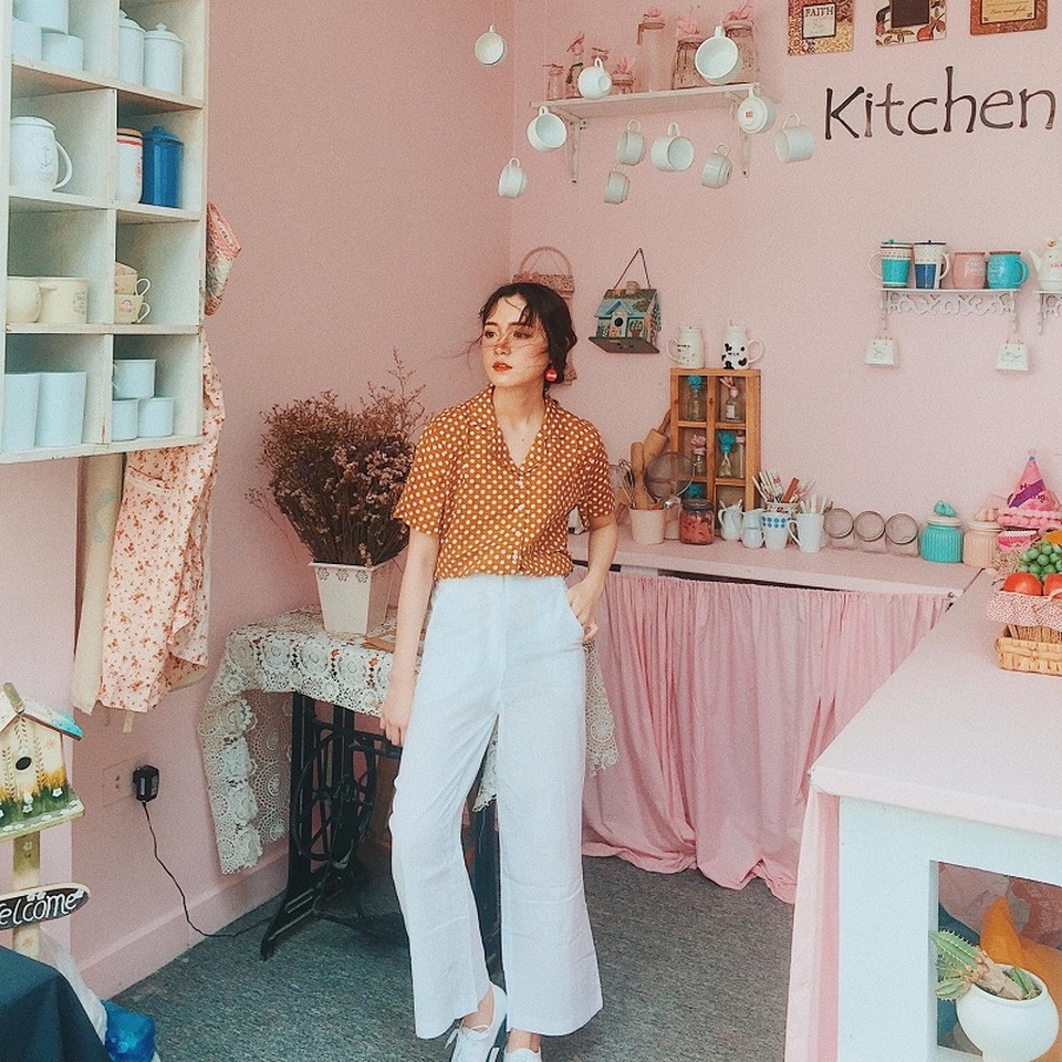 Nữ sinh 10X Nghệ An xinh đẹp, học giỏi, làm mẫu ảnh từ lớp 8 - 5 Cô gái xứ Nghệ vẫn nhớ như in ngày đầu tiên đi chụp ảnh mẫu: “Hôm ấy, trời nắng nóng, mà mình thì lần đầu chụp ảnh, không biết tạo dáng như thế nào, cứ mãi mới chụp được một ảnh, mất rất nhiều thời gian. Nên với mình, kỷ niệm làm quen với ông kính là điều khó khăn nhất”.