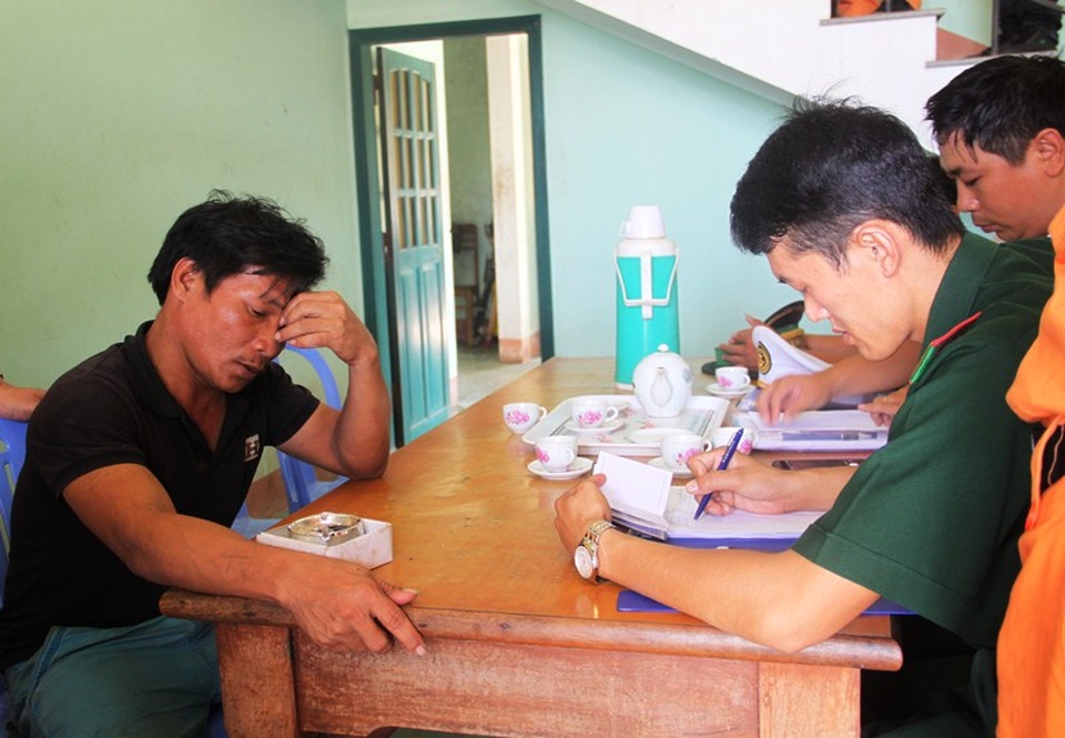 Ngư dân kể chuyện cứu 10 thuyền viên trên con tàu chìm - 8 Thuyền trưởng tàu vận tải Hợp Tiến 36 làm việc với Trạm Biên phòng Mũi Tấn (thuộc Đồn Biên phòng cửa khẩu Quy Nhơn, Bình Định).