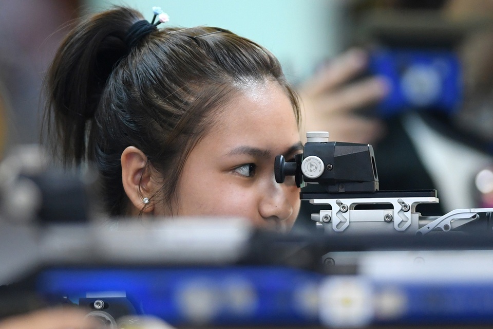 
Khoảng khắc ngắm bắn căng thẳng của nữ xạ thủ với khẩu súng trường thể thao đặc chủng.
