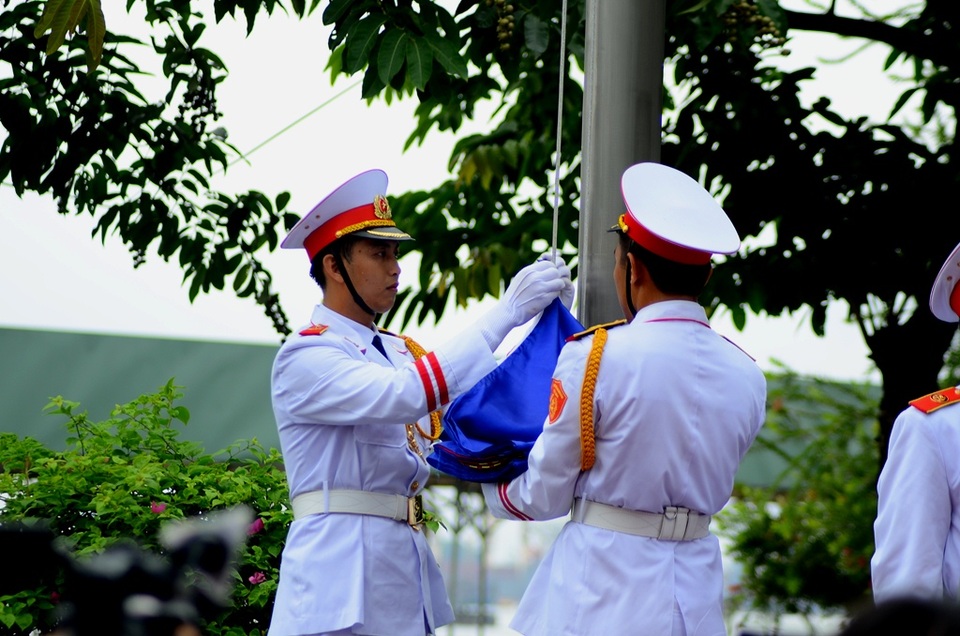 Hình ảnh lễ Thượng cờ ASEAN tại TPHCM - 5
Gắn lá cờ ASEAN vào vị trí