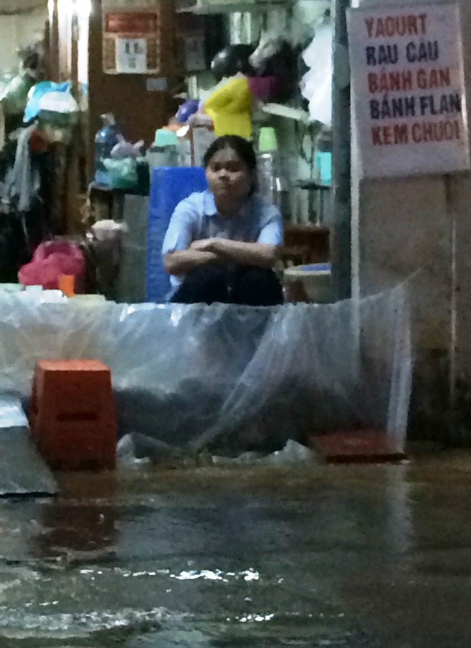 Một gia đình trên đường Đồng Khởi dùng ni lon ngăn không cho nước tràn vào nhà
