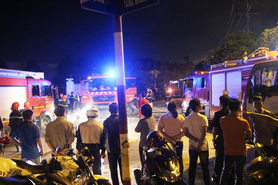 Cảnh chữa cháy xuyên đêm tại kho chứa vải, hóa, chất, sơn...ở phường Tăng Nhơn Phú B, quận 9 đêm qua và rạng sáng nay.